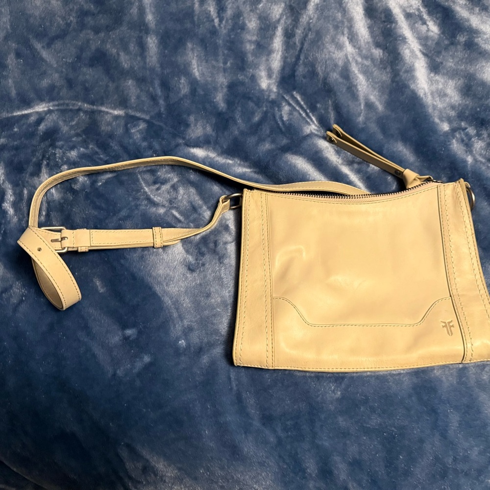 Frye Melissa Crossbody OAT used twice bought for my daughter excellent condtiin